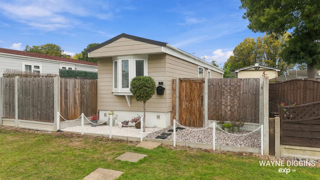 1-bed caravan on Second Avenue, Kingsleigh Park Homes, Thundersley, SS7 3QD, £145,000