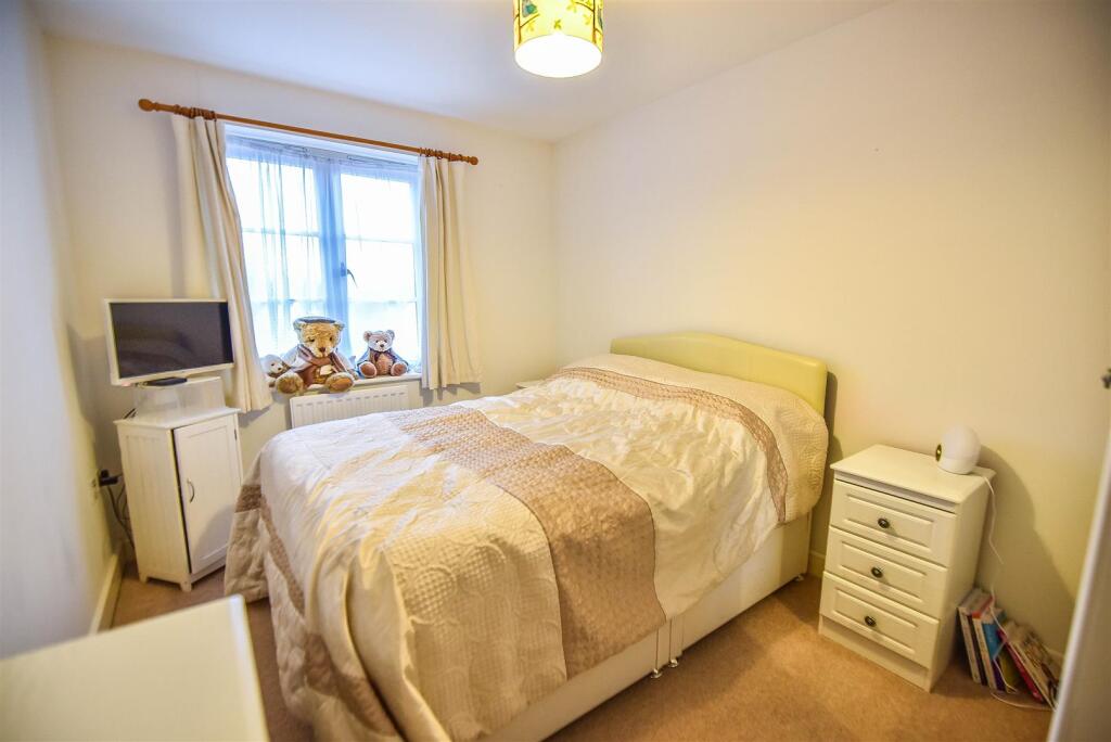 Apartment in Stroud, Cam - View 5