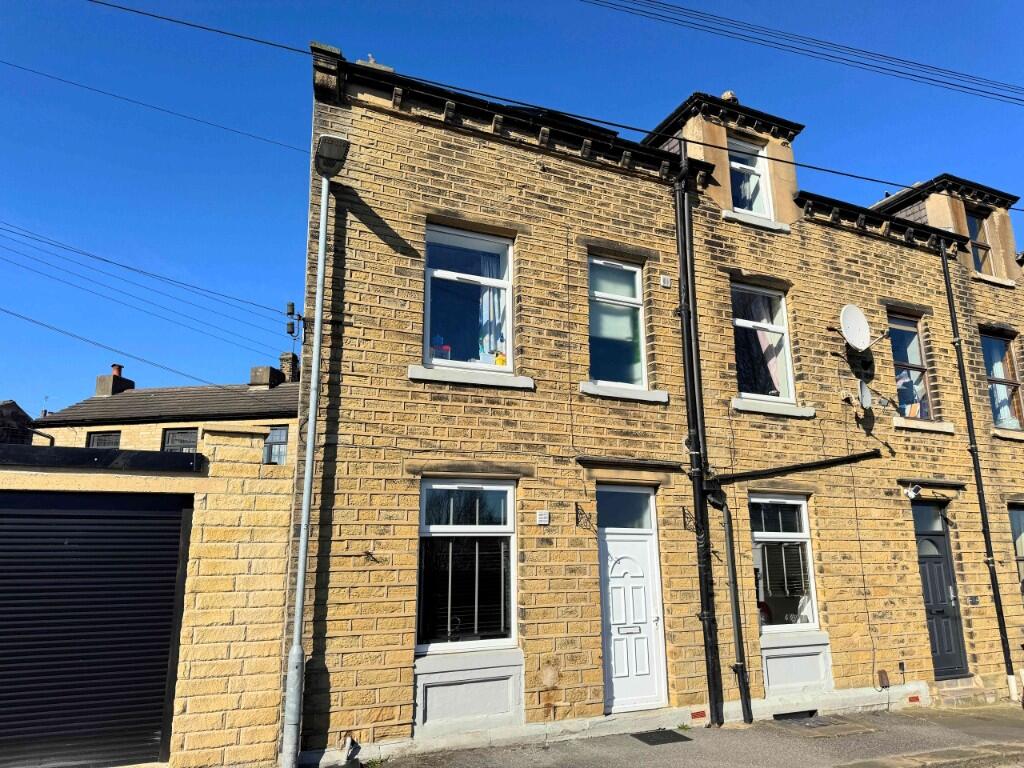 3-bed terraced on 8 South View, Paddock, HD1 4UE, £155,000