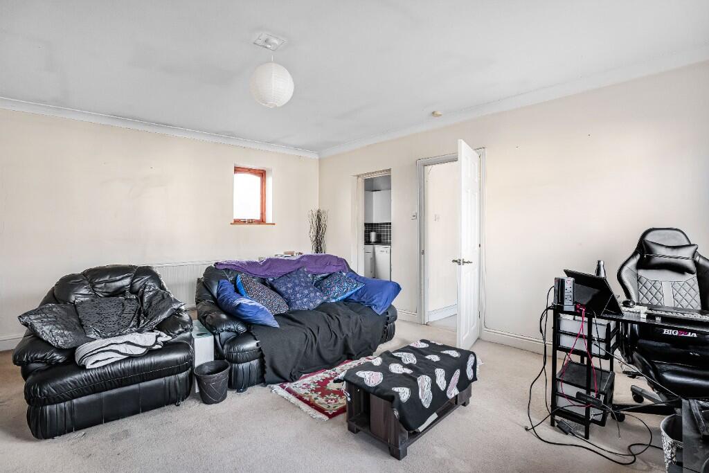Claremont Grove, Woodford Green, Essex, IG8 photo 2