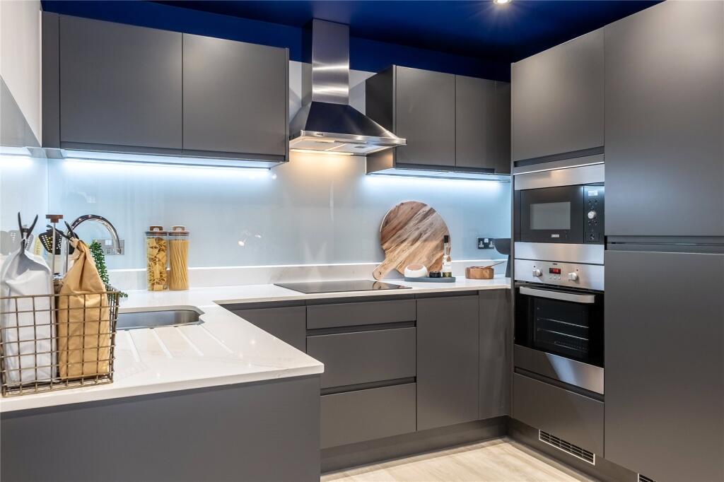 Apartment in Dartford, Temple Hill - View 2