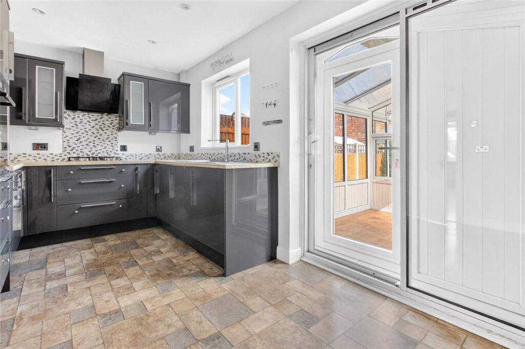 House in Binfield, Temple Park - View 3