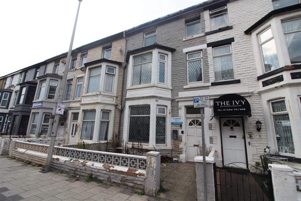 Studio flat on 18 Palatine Road, Blackpool, Lancashire FY1 4BT, £165,000