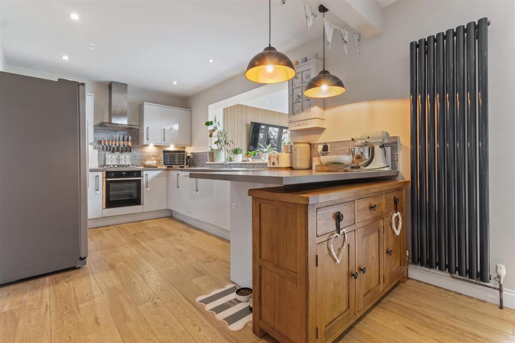 Beeches Avenue, Broadwater - More