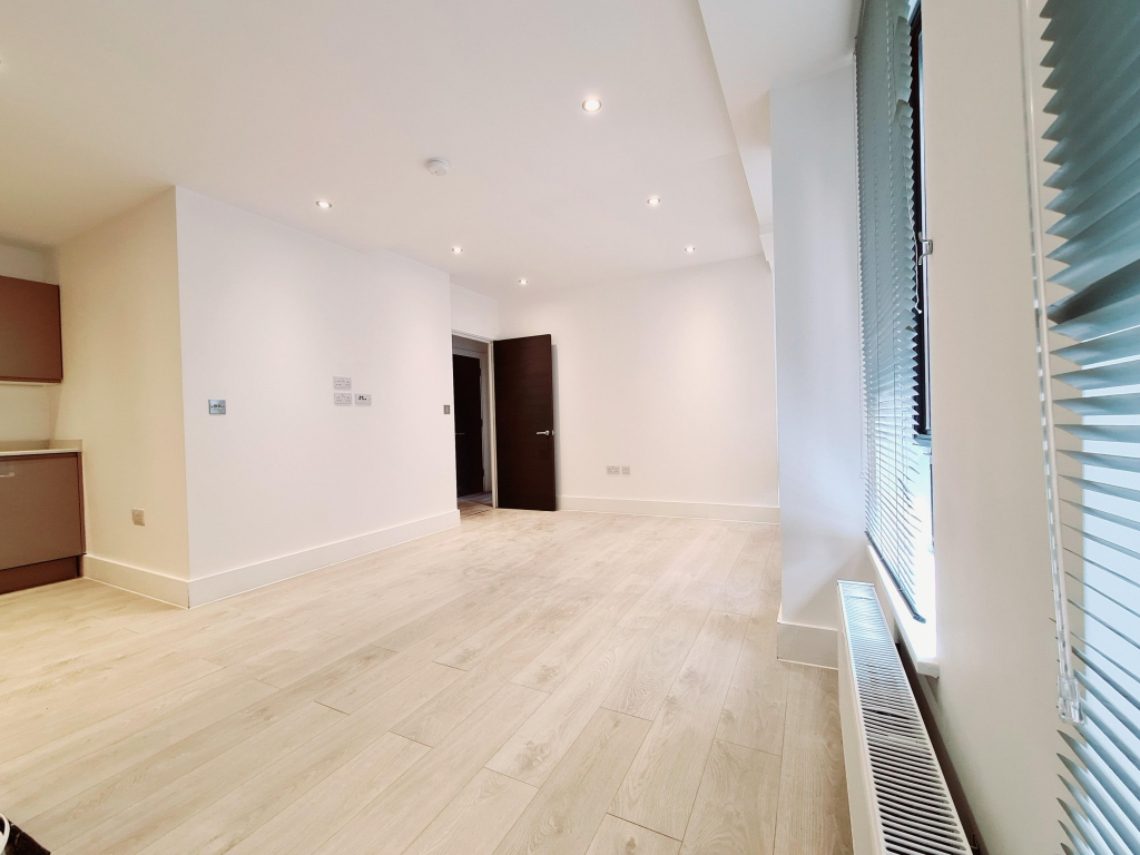 Apartment in Watford, North Watford - View 2