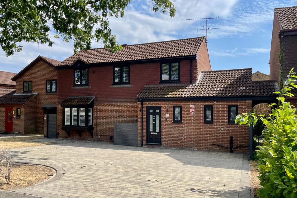 Main image of property: Reading Road, FARNBOROUGH, GU14