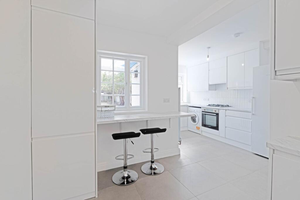 House in New Malden, Motspur Park - More
