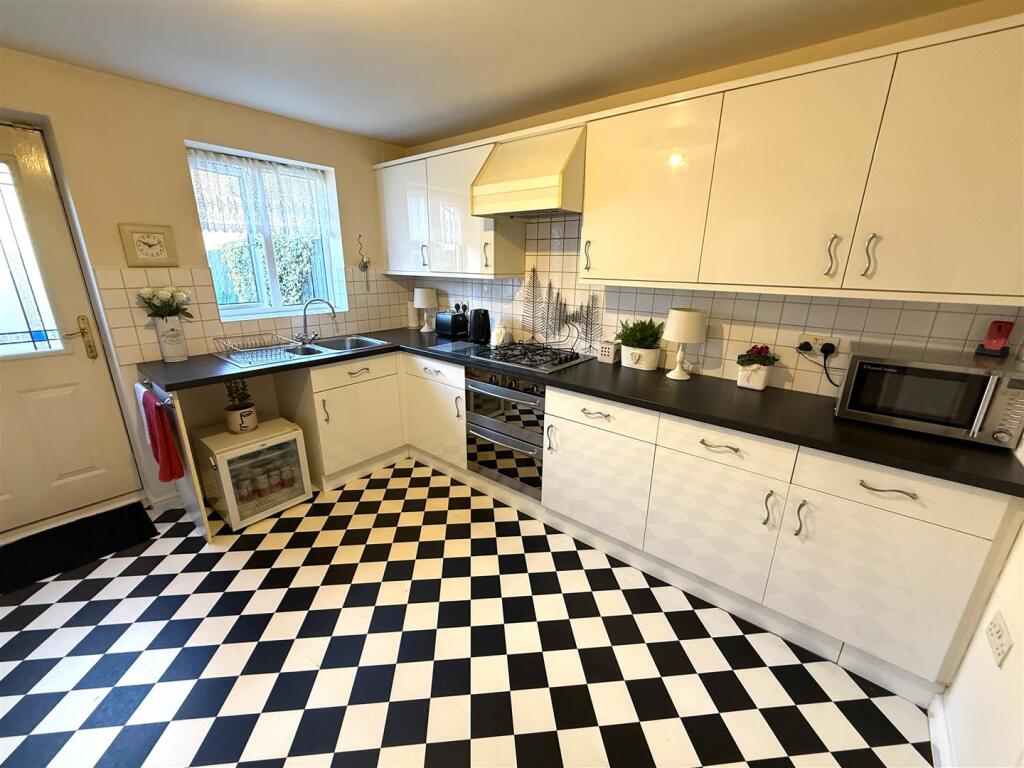 House in Chesterfield, Derbyshire - View 6