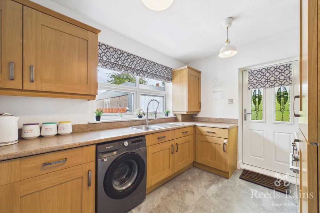 Redhill Avenue, Tingley, Wakefield, West Yorkshire, WF3 photo 3