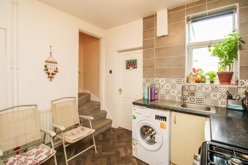 House in Wakefield, Ryhill - View 3