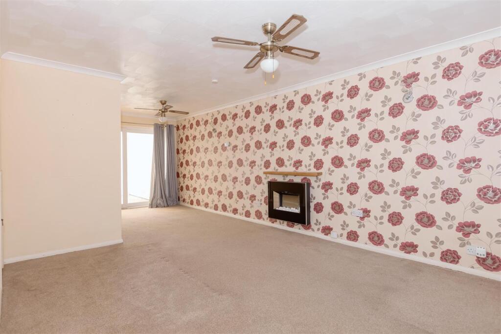 Coleridge Crescent, Goring photo 4