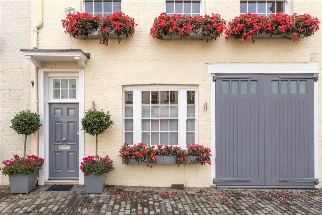3 bedroom mews property for rent