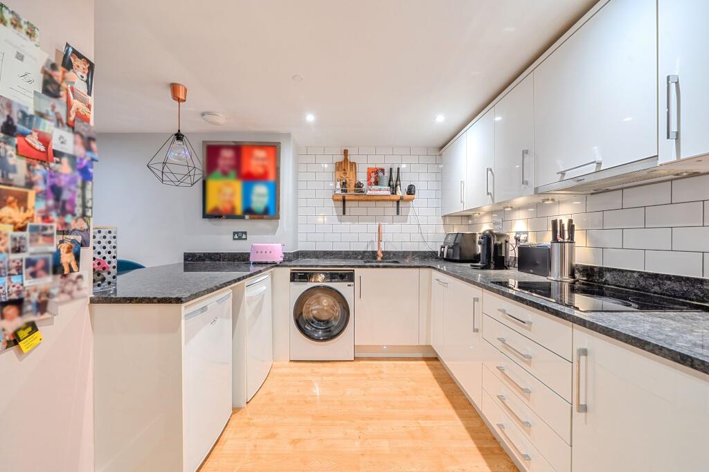 Apartment in London, Royal Borough of Kingston upon Thames - More