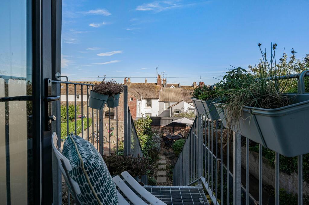 Apartment in Lewes, Newhaven - View 4