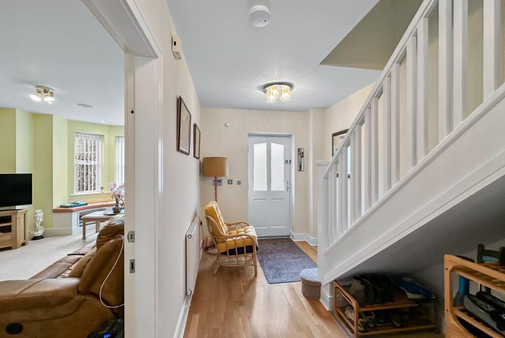 Charlotte Place, Hale photo 4