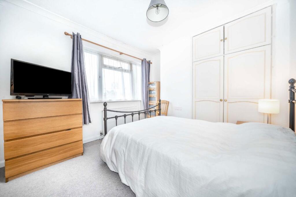 House in Kingston upon Thames - More