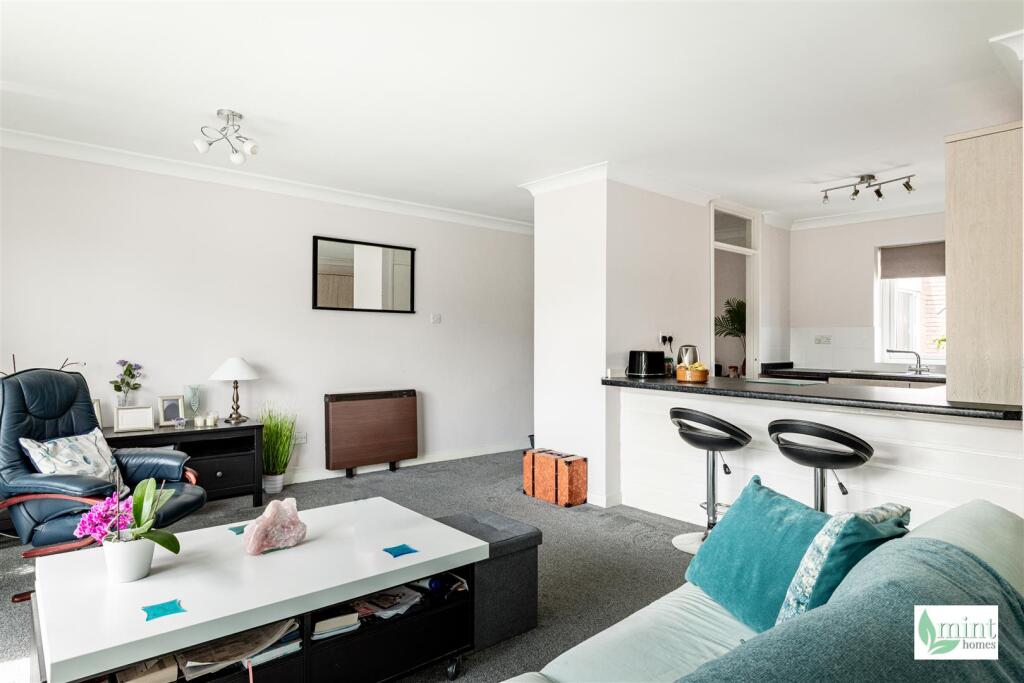 Brantwood Crt, West Byfleet photo 4