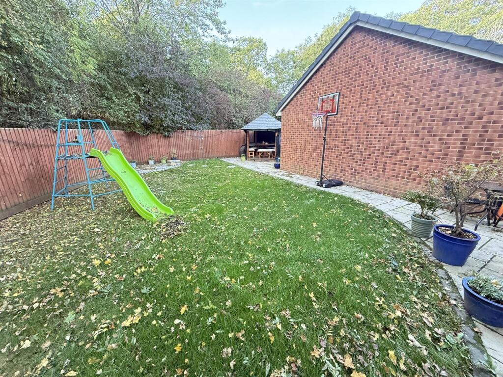 Deere Avenue, Chippenham photo 4