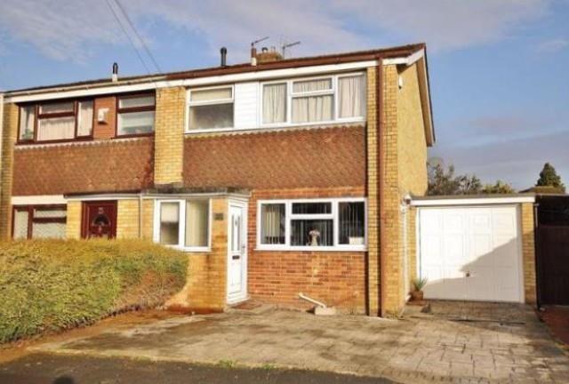 3-bed semi-detached on Abbey Road, Witney, £340,000