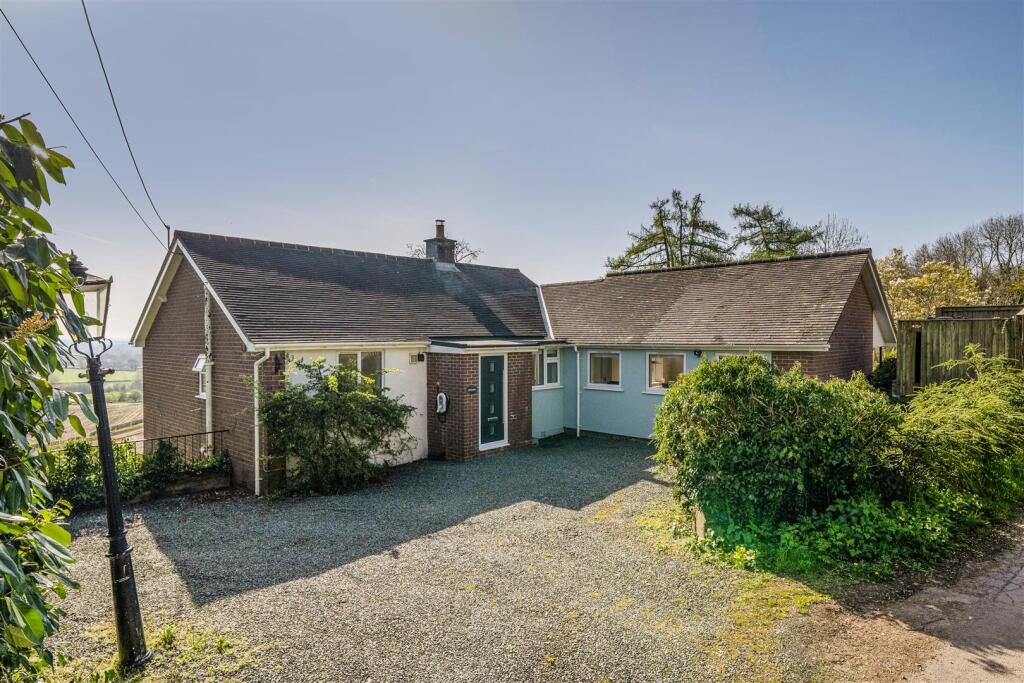 3-bed detached on Llynclys, Oswestry, £425,000
