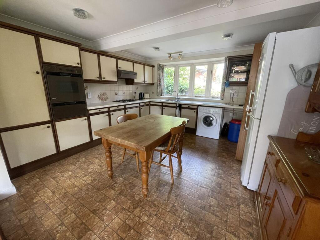 House in Broadway: Peterborough, City of Peterborough - More