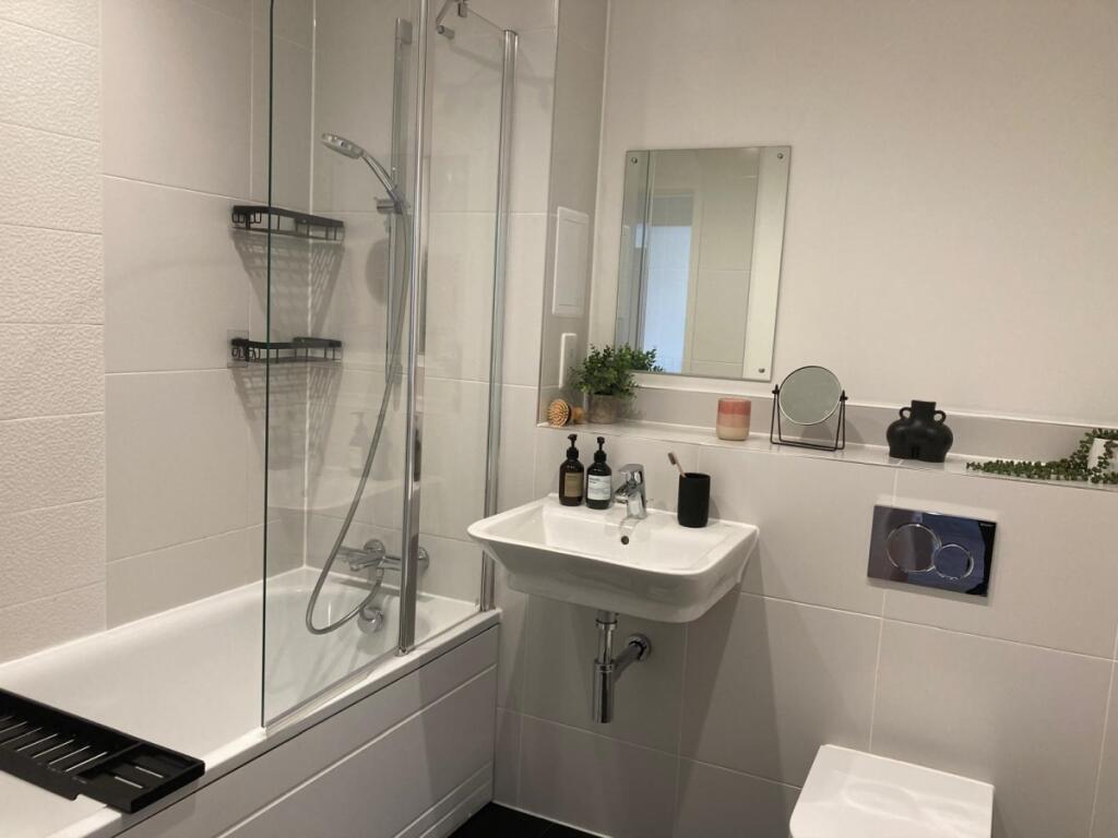 Apartment in Redhill - More