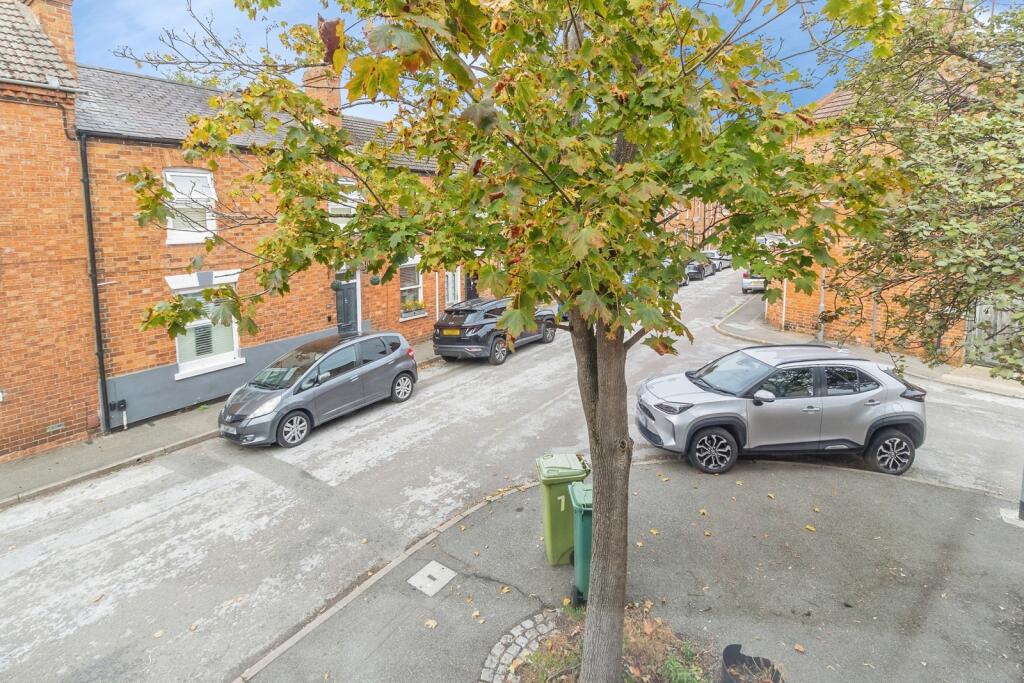 House in Milton Keynes, New Bradwell - More