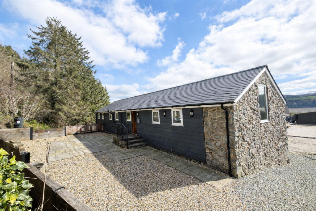 Main image of property: Meifod