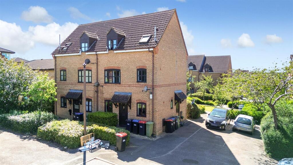 3-bed house on Grace Avenue, Oldbrook, Milton Keynes, £200,000