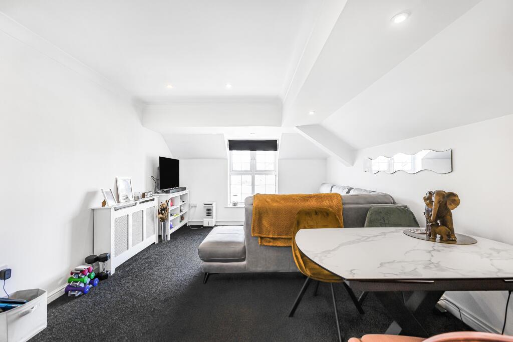 Apartment in Welwyn Hatfield, Hertfordshire - View 2
