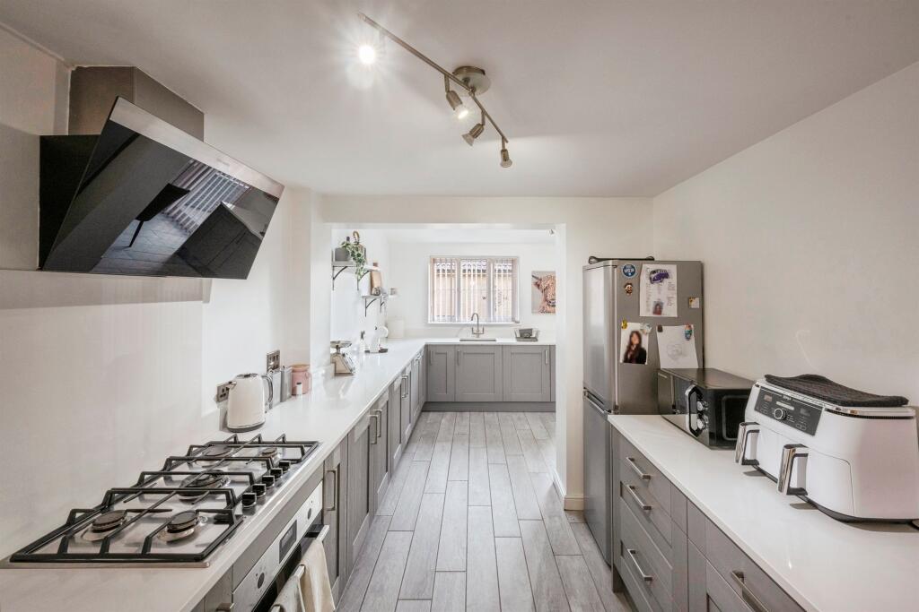 House in Doncaster, Barnby Dun with Kirk Sandall - View 4