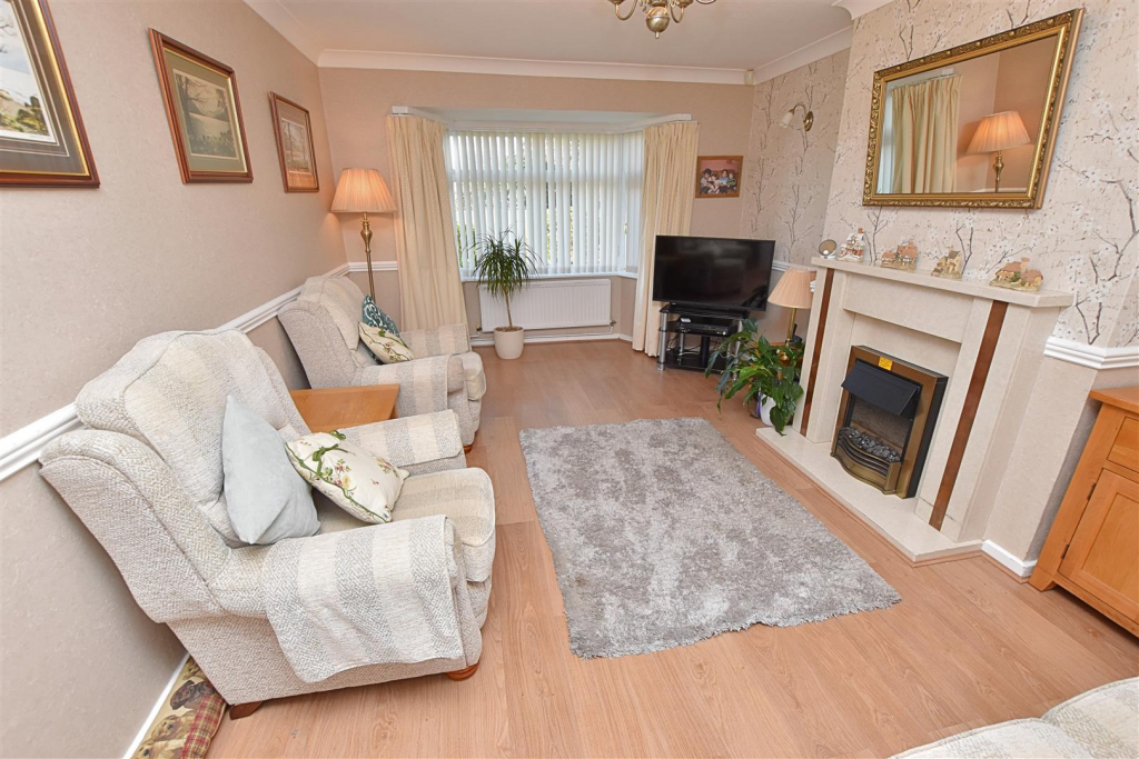 Peaks Avenue, New Waltham, Grimsby photo 3