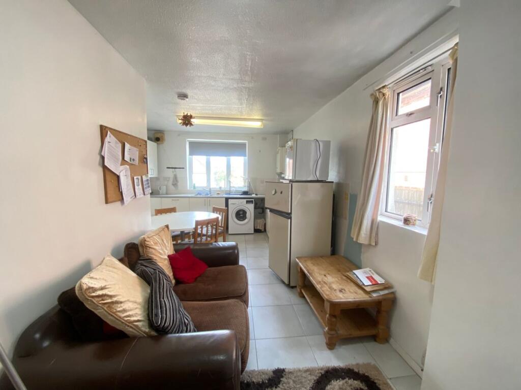 House in Hemel Hempstead, High Wycombe Community Board - View 4