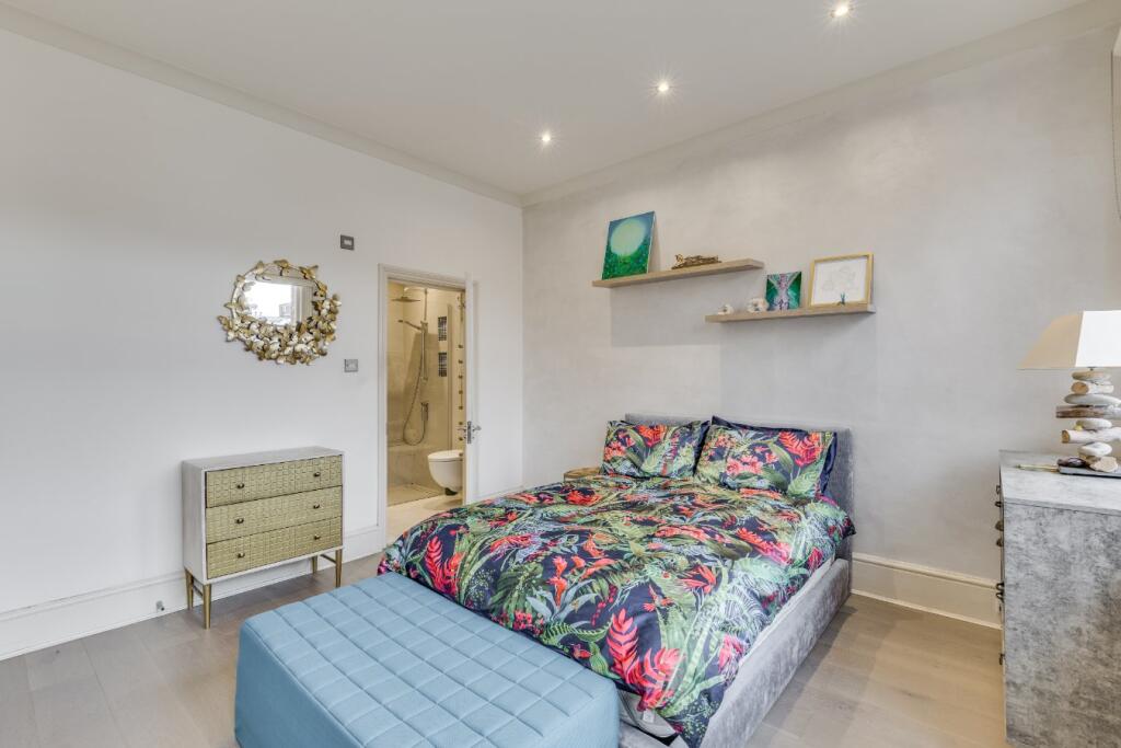 Apartment in London - View 5