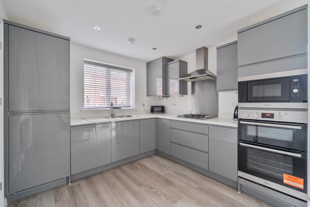 3 bed detached - Tawcroft Way, Barnstaple, Devon, EX31 image 4