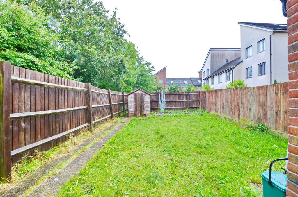 6 bedroom semi-detached house for rent