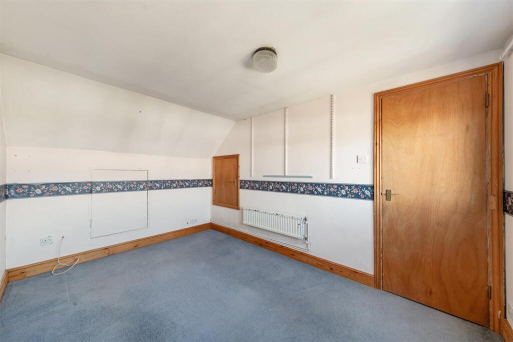 House in Sutton - More