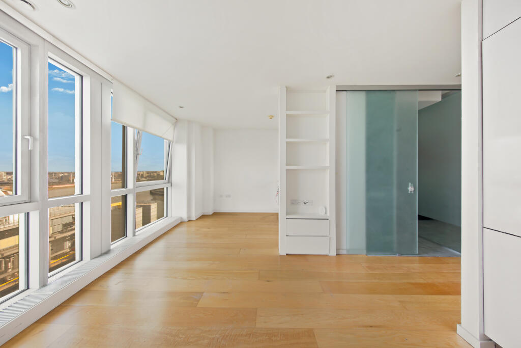 Studio studio on Fairmont Avenue, E14, £200,000