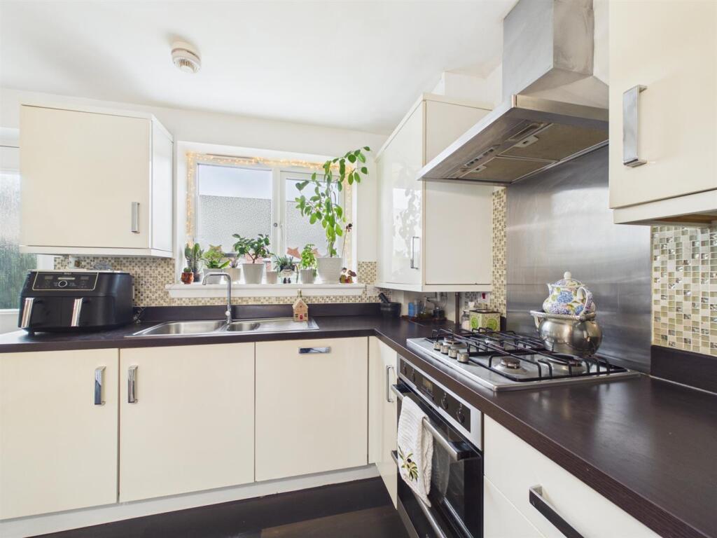 House in Elderslie, Ferguslie Park - More