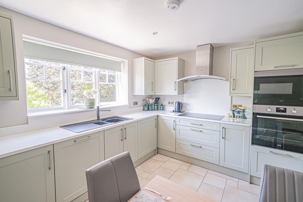 Hampton Lane, Solihull, B91 photo 4