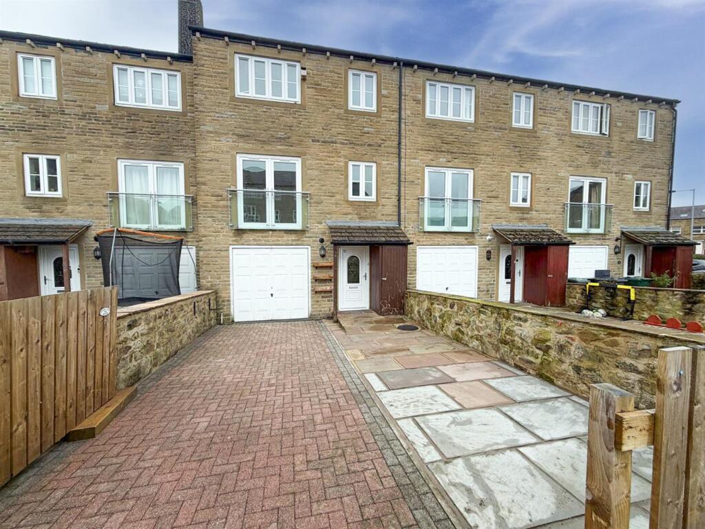 Main image of property: New Close Mill Fold, Silsden