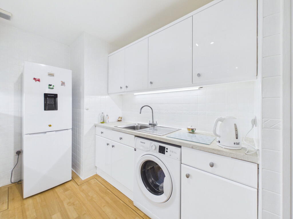 Apartment in Torquay - More