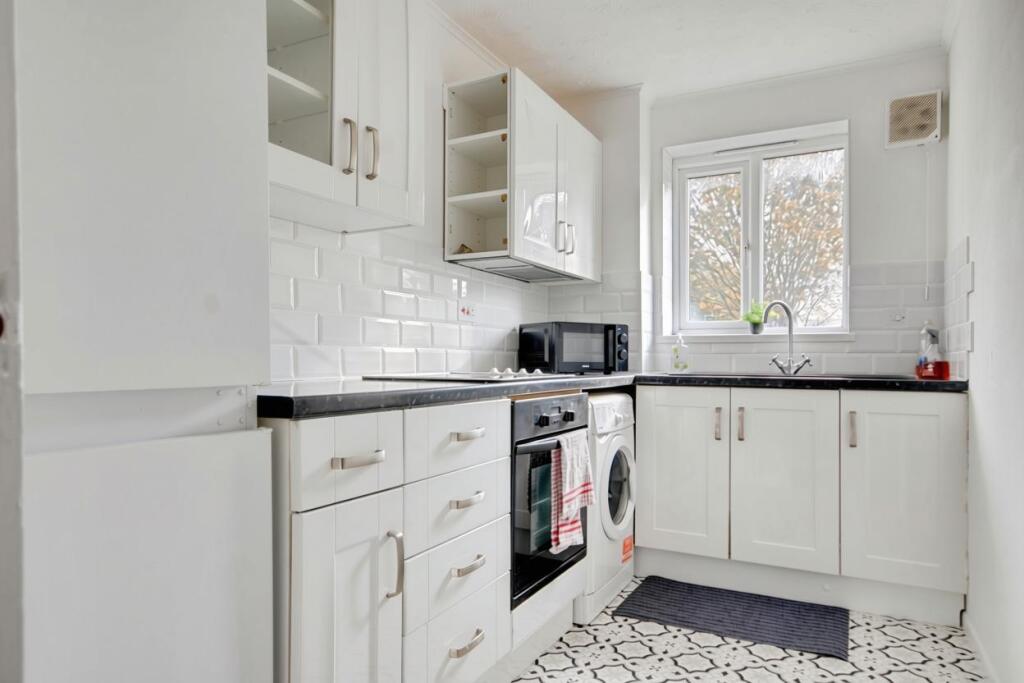 Apartment in Watford, Holywell Estate - View 3