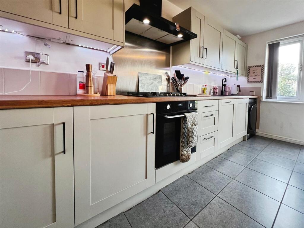 Loxley Close, Bradford, BD2 3HX photo 3