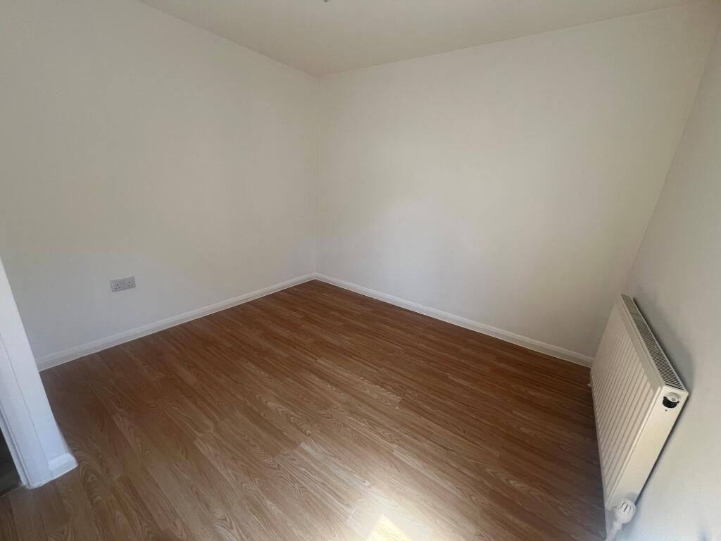 Apartment in Ipswich, California - View 5