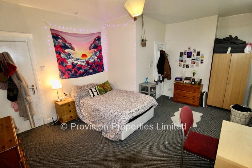 8 bedroom semi-detached house for rent