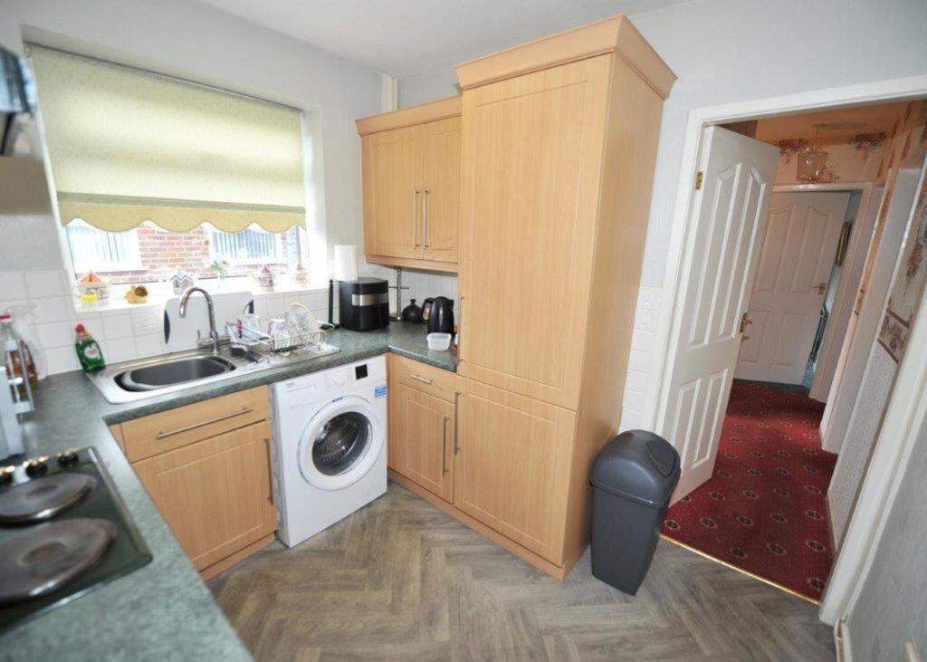 Sunningdale Drive, Irlam, M44 photo 3