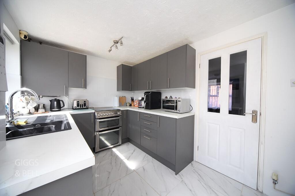 House in Luton - View 5