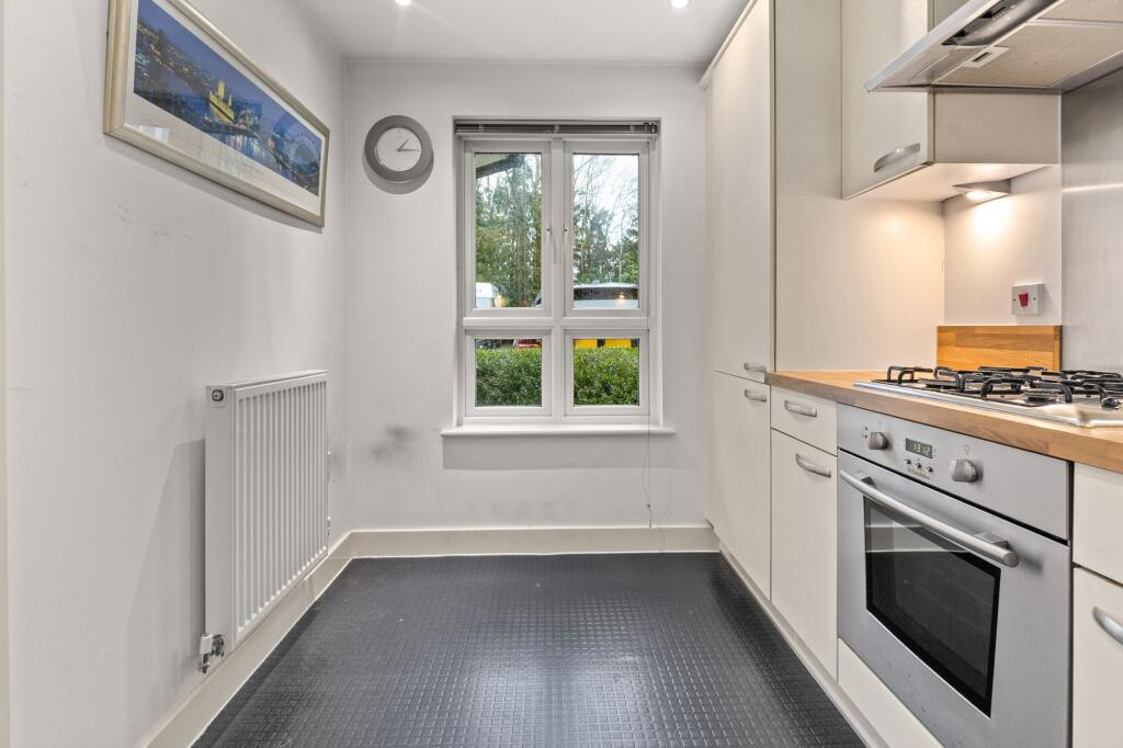 Siena Drive, Crawley, RH10 photo 4