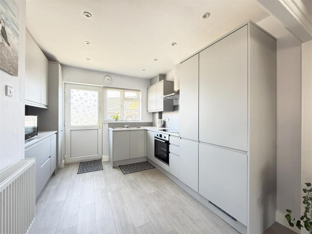 Leamore Crescent, Shrewsbury photo 2